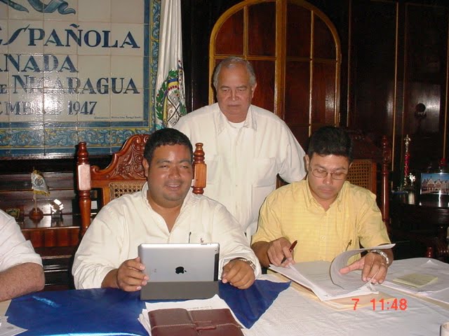 Carlitos Espinoza (centro, camisa blanca), Vice alcalde de Granada, de pie a la par de su jefe el doctor Otto Navas y Jaime Ramirez